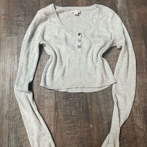 american eagle cropped long sleeve grey top